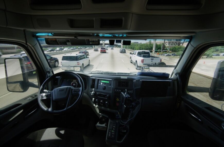 Aurora Expands Driverless Trucking: Night Driving and New Routes on the Horizon