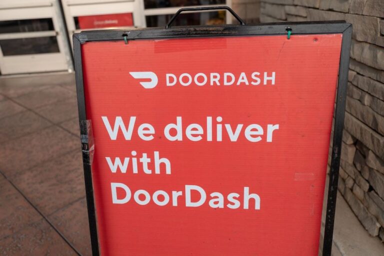 DoorDash Acquires UK’s Deliveroo for $3.86B and SevenRooms for $1.2B: A Strategic Expansion in Food Delivery