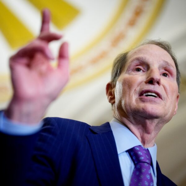 Wyden Reveals AT&T, T-Mobile, and Verizon Failed to Inform Senators About Surveillance Requests