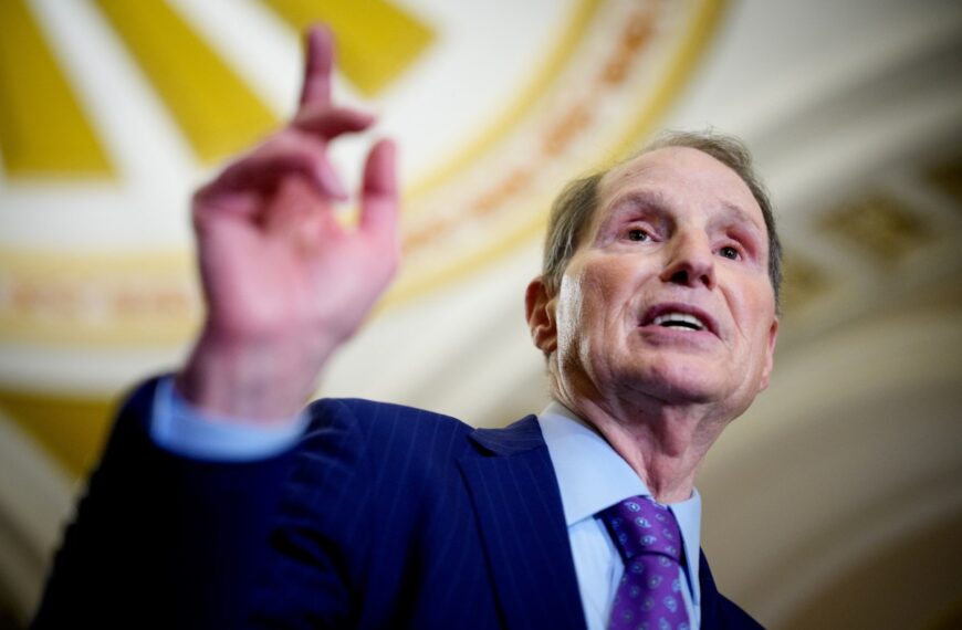 Wyden Reveals AT&T, T-Mobile, and Verizon Failed to Inform Senators About Surveillance Requests