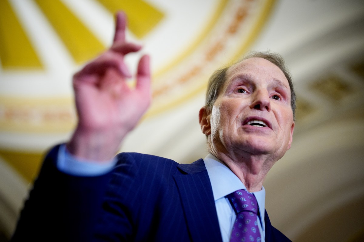 Wyden Reveals AT&T, T-Mobile, and Verizon Failed to Inform Senators About Surveillance Requests